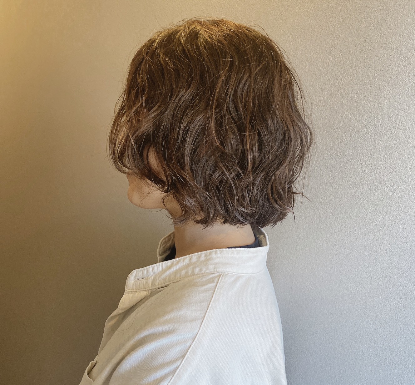 動きのあるショートヘアの後ろ姿